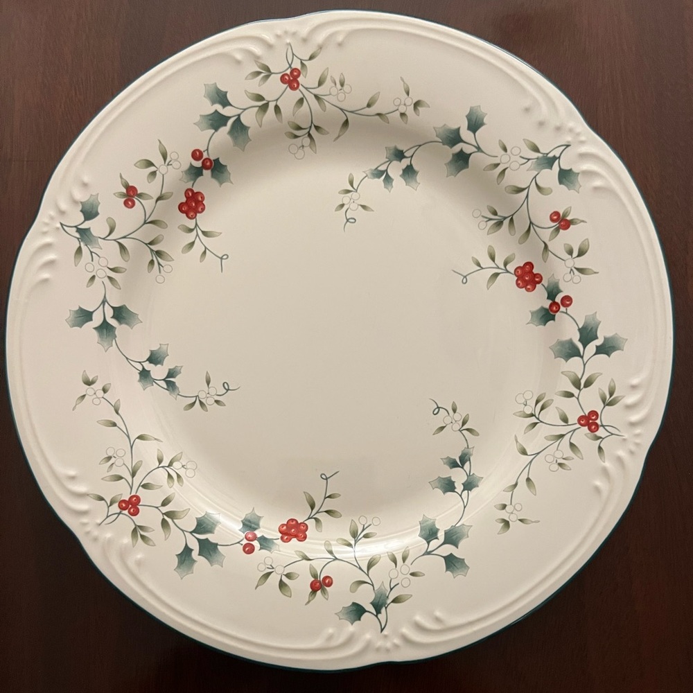 6 Pfaltzgraff Winterberry Dinner plates. 1 damaged (see photo).
